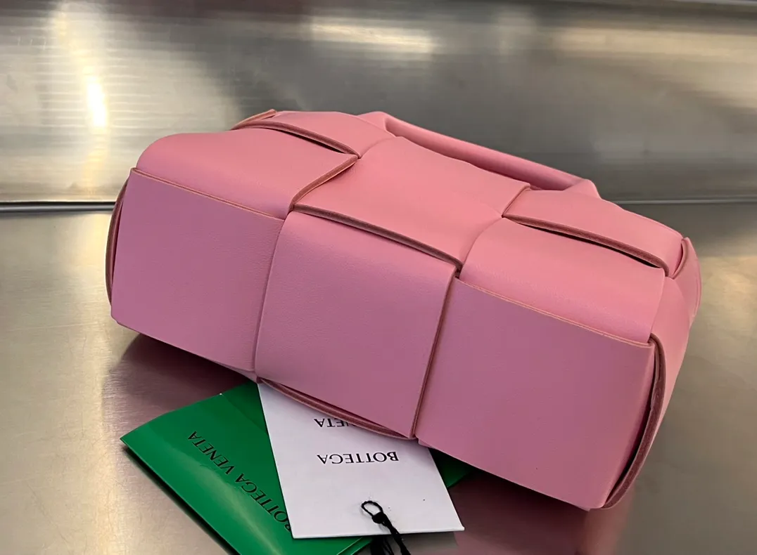 #BV 2023 new Candy Arco🎈729029 This time it not only holds the cute🍬 but also puts down the mobile phone. It is particularly mini and pocket-friendly. I really can’t resist it [Love]. The body of the bag is made of sheepskin. It is wear-resistant and durable. There is a detachable inner bag inside. It has a small and cute design style that can be worn cross-body or hand-held. It can be used for daily commuting and leisure. The capacity is definitely enough for all daily items. The size is suitable for everyone. You really can’t miss such a cute bag [Celebration] Size: 20x13x7 P1800